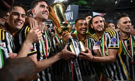 Jogadores da Juventus com a taça da Copa da Itália (Foto: ISABELLA BONOTTO | AFP via Getty Images)