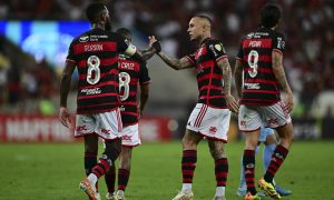Gerson e Cebolinha comemoram primeiro gol do Flamengo no jogo (Photo by PABLO PORCIUNCULA/AFP via Getty Images)