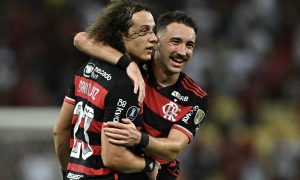 David Luiz e Léo Ortiz comemoram segundo gol do Flamengo contra o Millonarios (Photo by MAURO PIMENTEL/AFP via Getty Images)
