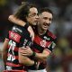 David Luiz e Léo Ortiz comemoram segundo gol do Flamengo contra o Millonarios (Photo by MAURO PIMENTEL/AFP via Getty Images)