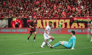 Hércules dribla o goleiro para marcar seu gol. (Foto: Leonardo Moreira/Fortaleza)