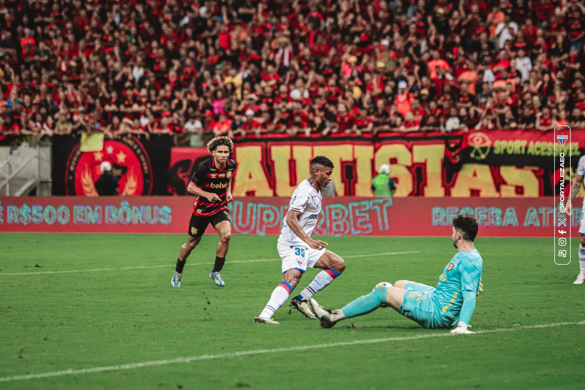 Hércules dribla o goleiro para marcar seu gol. (Foto: Leonardo Moreira/Fortaleza)