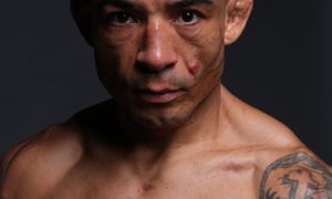 José Aldo com coroa de 'Rei do Rio' (Foto: Divulgação/UFC)