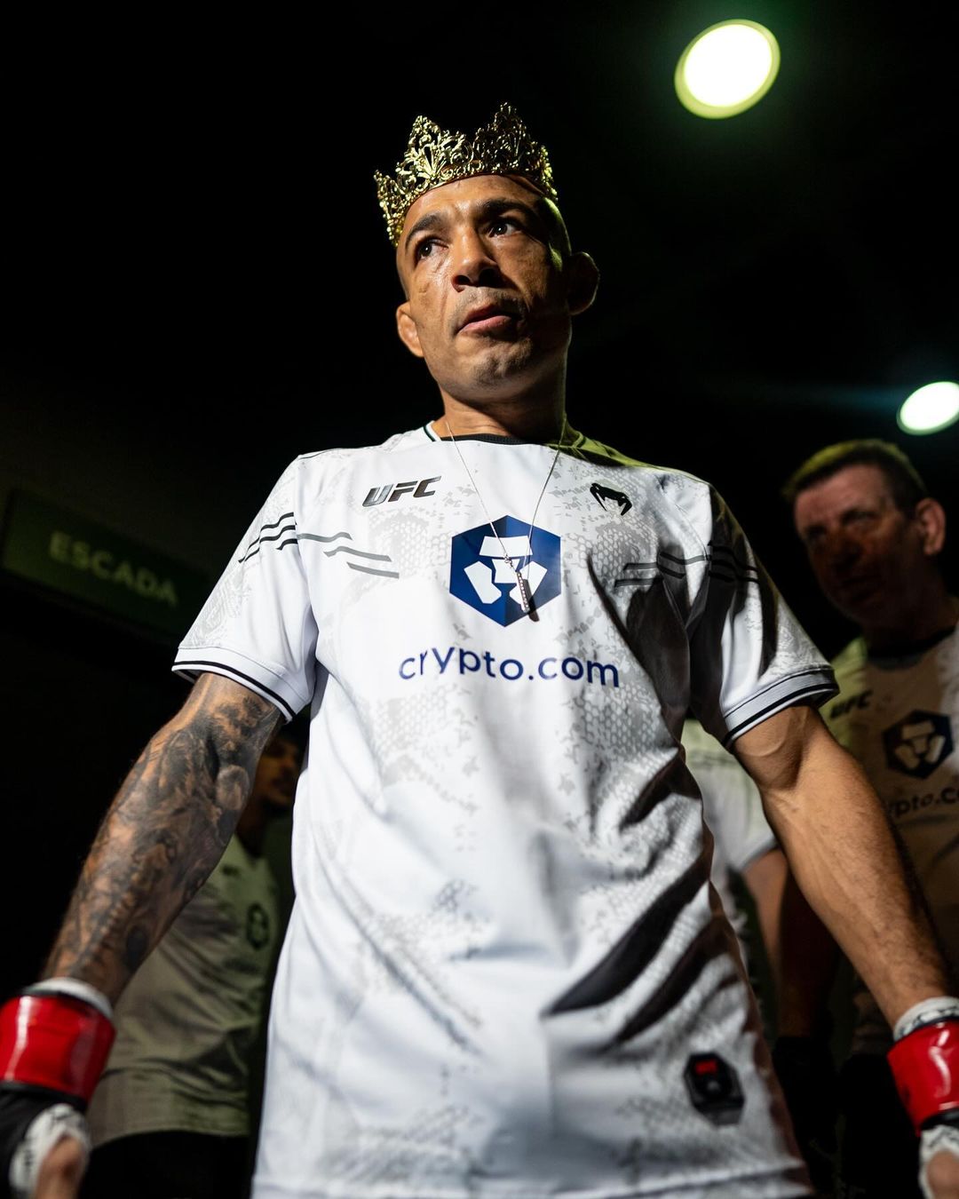 José Aldo com coroa de 'Rei do Rio' (Foto: Divulgação/Instagram UFC
