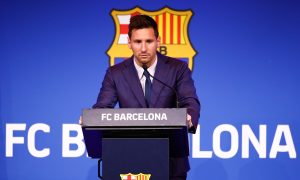 Messi em coletiva de imprensa no Camp Nou em 2021, pelo Barcelona (Foto de Eric Alonso/Getty Images)