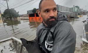Michel Pereira durante resgate em Canoas (Foto: Reprodução/Instagram Michel Pereira)