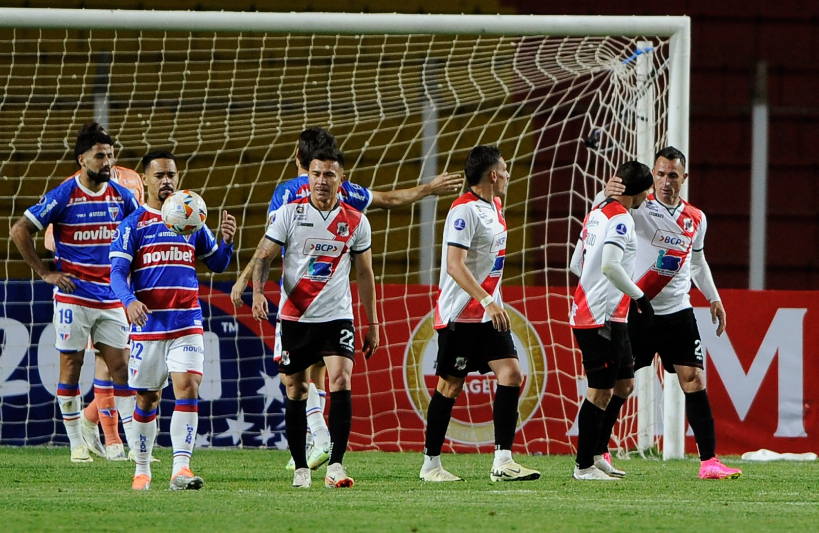 Elenco do Nacional comemora um dos quatro gols na partida. (Foto: Jorge Bernal/AFP via Getty Images)