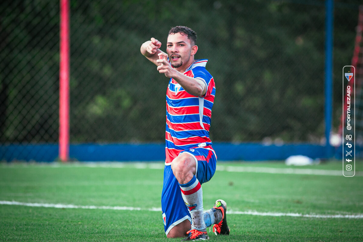 Breno Alan comemora o primeiro gol da partida. (Foto: João Moura/Fortaleza EC)