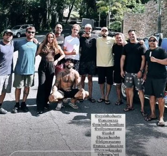 Surifstas posam para foto em momento da viagem (Foto: Reprodução/Instagram)