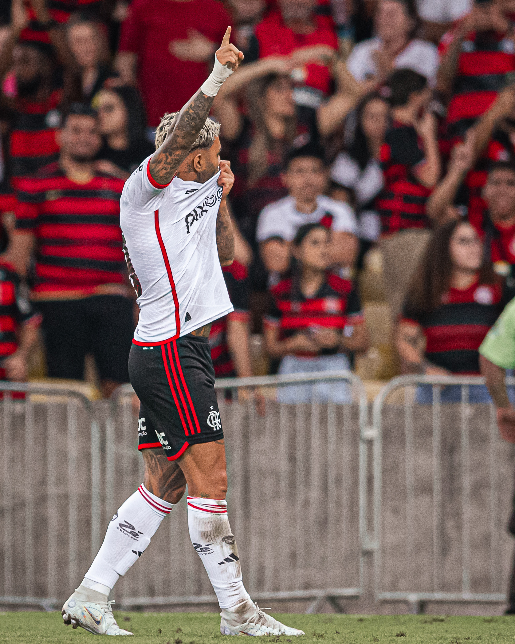 Gabigol fecha a conta na goleada, após ser hostilizado por parte dos torcedores. (Foto: Paula Reis/ Flamengo)