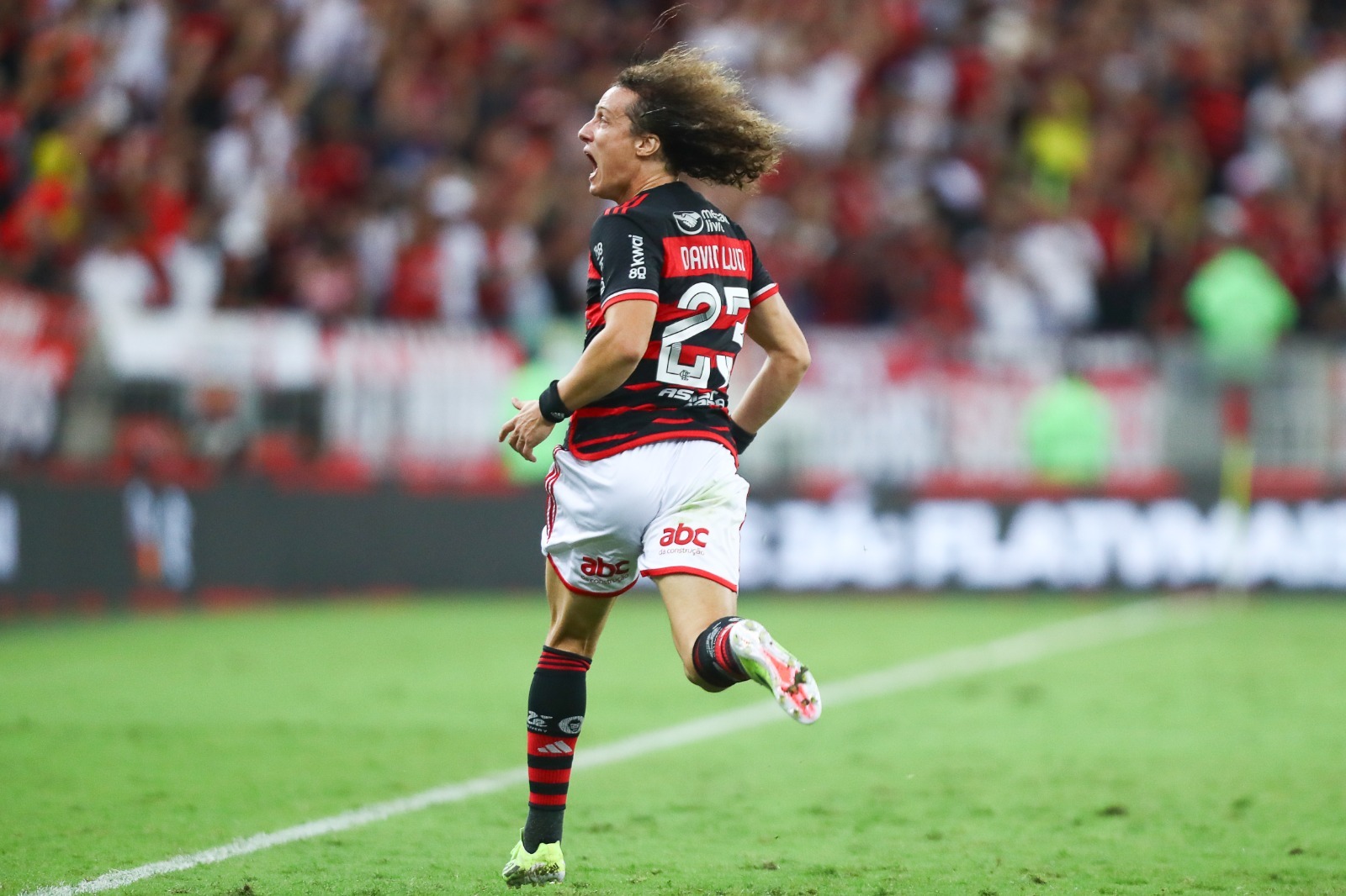 David Luiz comemora mais um gol no fim pelo Flamengo. Foto: Gilvan de Souza/ Flamengo