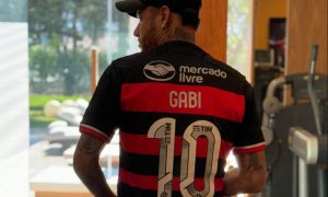 Neymar vestindo a camisa 10 do Flamengo dentro de casa Reprodução / Rede Social