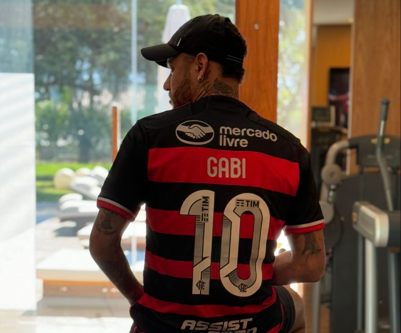 Neymar vestindo a camisa 10 do Flamengo dentro de casa Reprodução / Rede Social