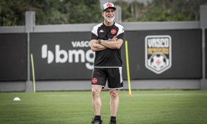 Álvaro Pacheco comanda treinamento pelo Vasco