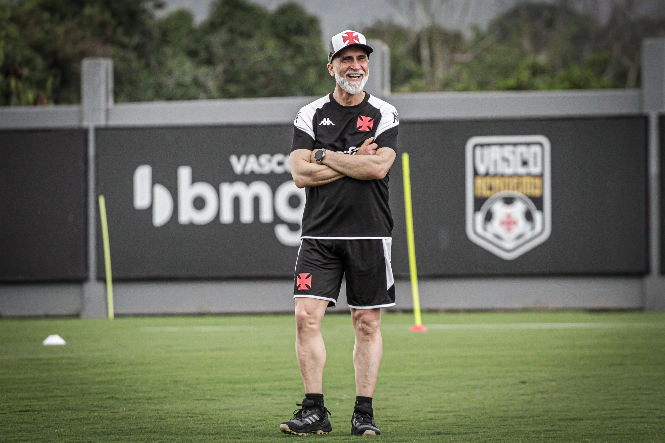 Álvaro Pacheco comanda treinamento pelo Vasco