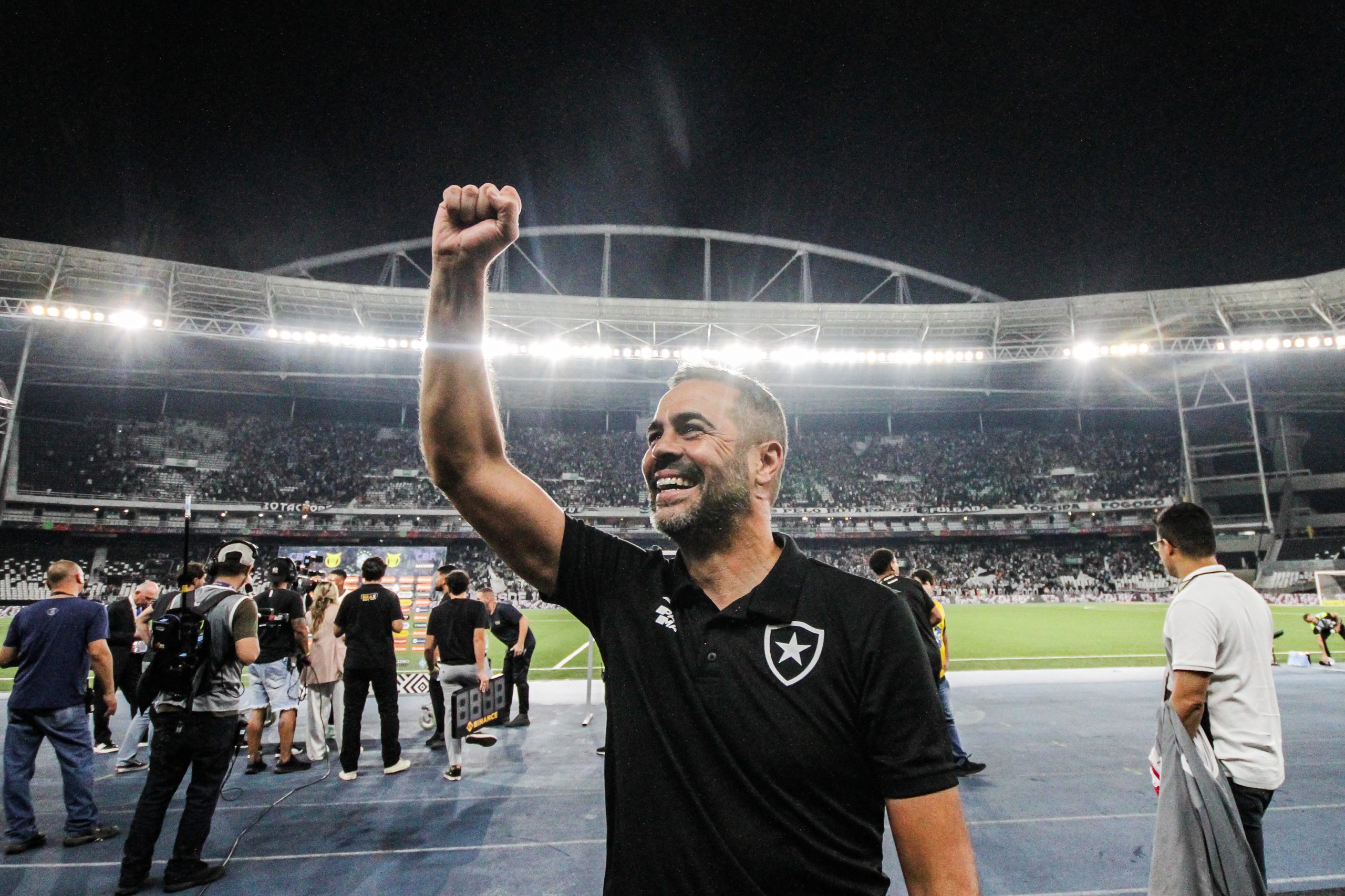 Técnico Artur Jorge comemorando a vitória sobre o Fluminense. (Foto: Arthur Barreto/Botafogo)