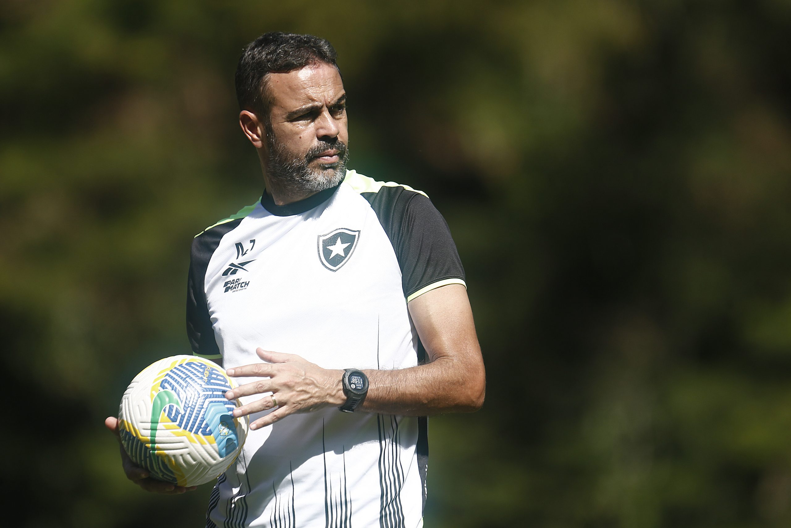 Artur Jorge em treinamento da equipe do Botafogo (Foto: Vítor Silva/Botafogo)