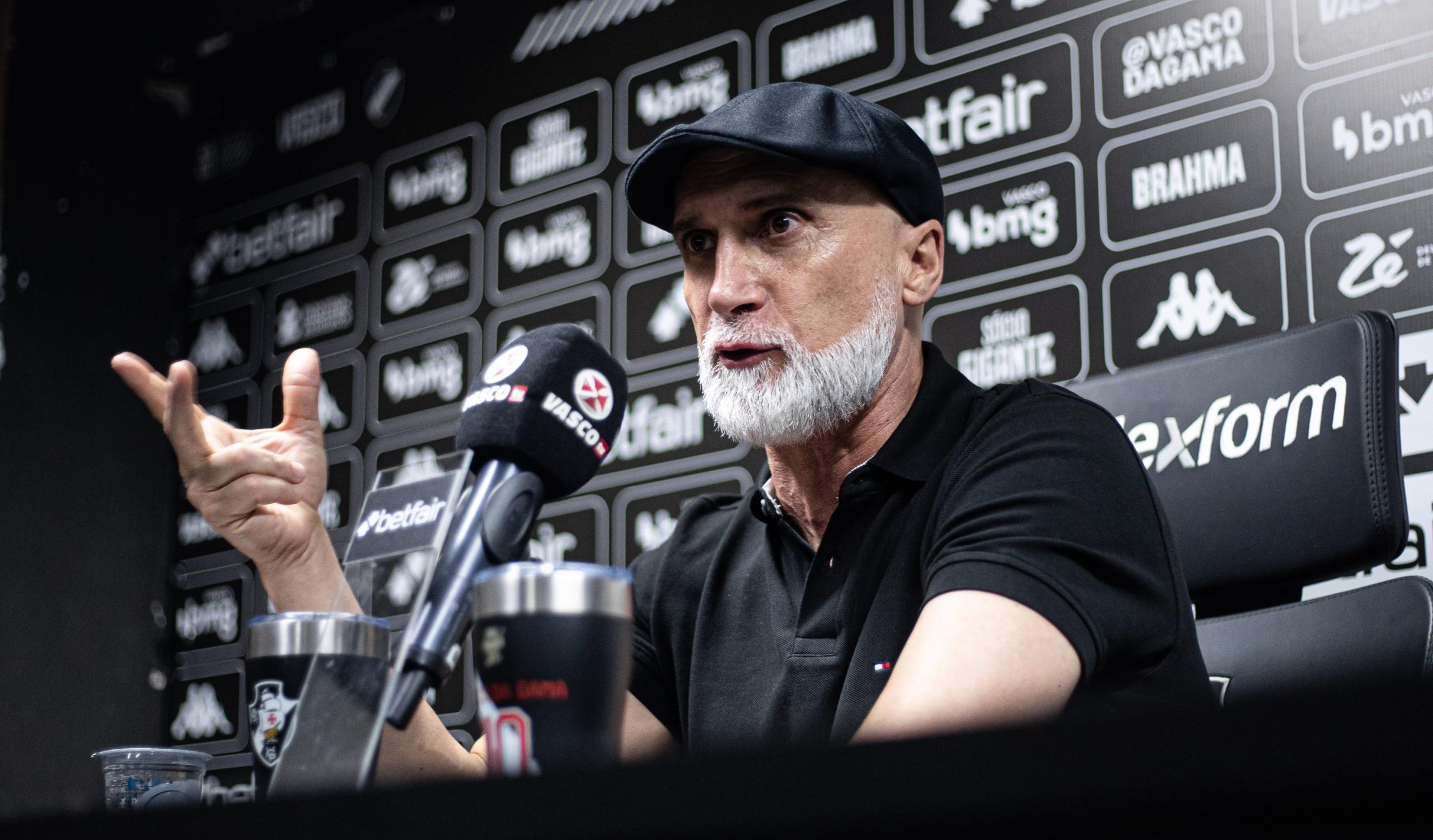 Álvaro Pacheco não venceu nenhum jogo no comando do Vasco (Foto: Leandro Amorim/Vasco)