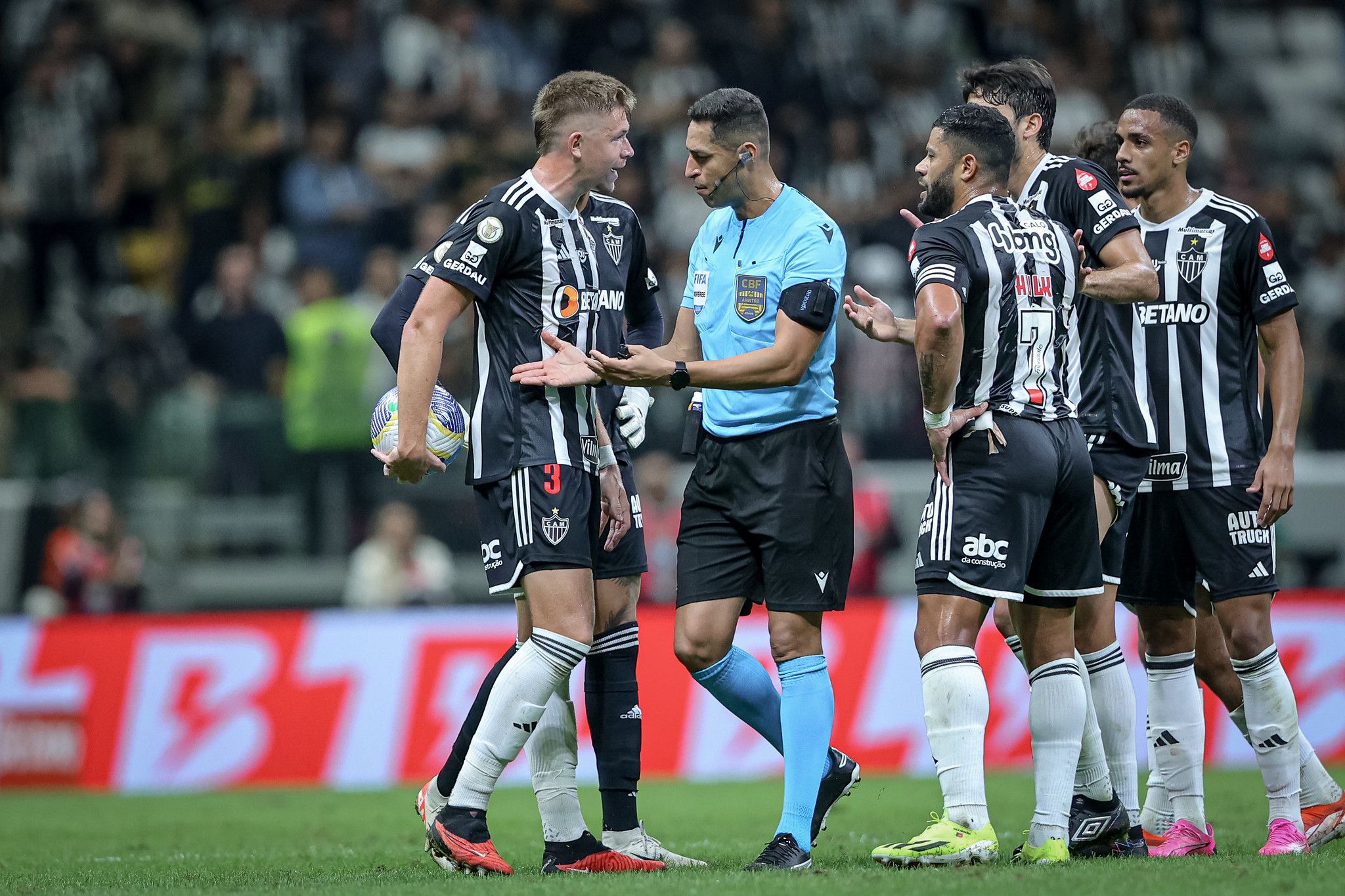 Árbitro justifica expulsão de Hulk (Foto: Pedro Souza / Atlético)