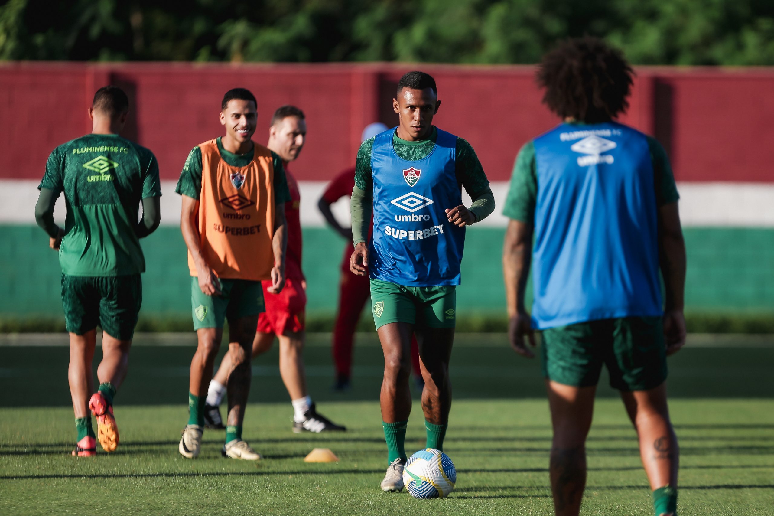 Com dez desfalques confirmados, Marquinhos será o responsável pela lateral-direita tricolor. (Foto: Lucas Merçon/Fluminense F.C)
