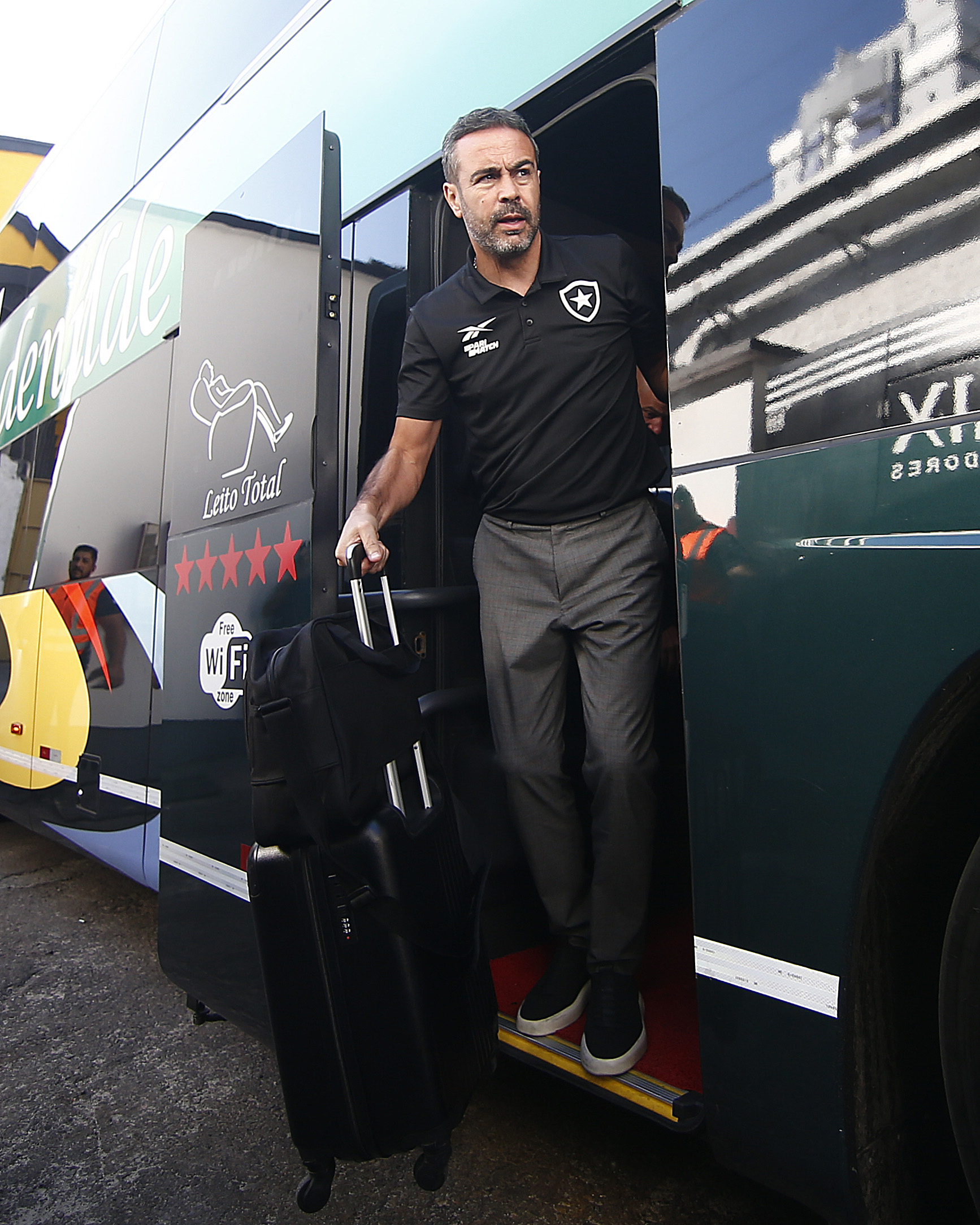 Técnico Artur Jorge chegando para a partida contra o Criciúma (Foto: Vítor Silva/Botafogo)