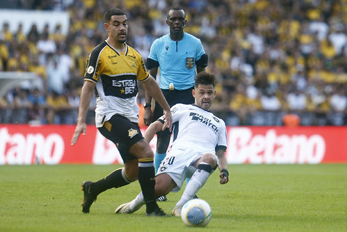 Óscar Romero disputa a bola em derrota alvinegra (Foto: Vitor Silva/Botafogo)