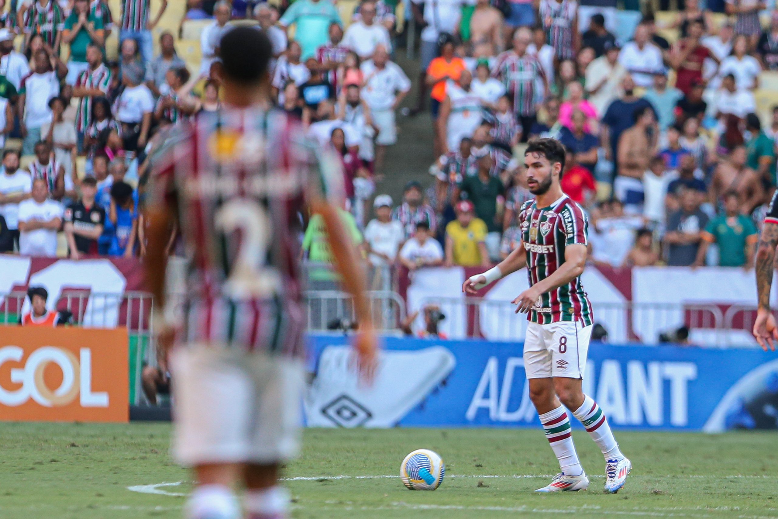 Martinelli improvisado na zaga tentando construir jogada em saída de jogo FOTO DE MARCELO GONÇALVES / FLUMINENSE FC