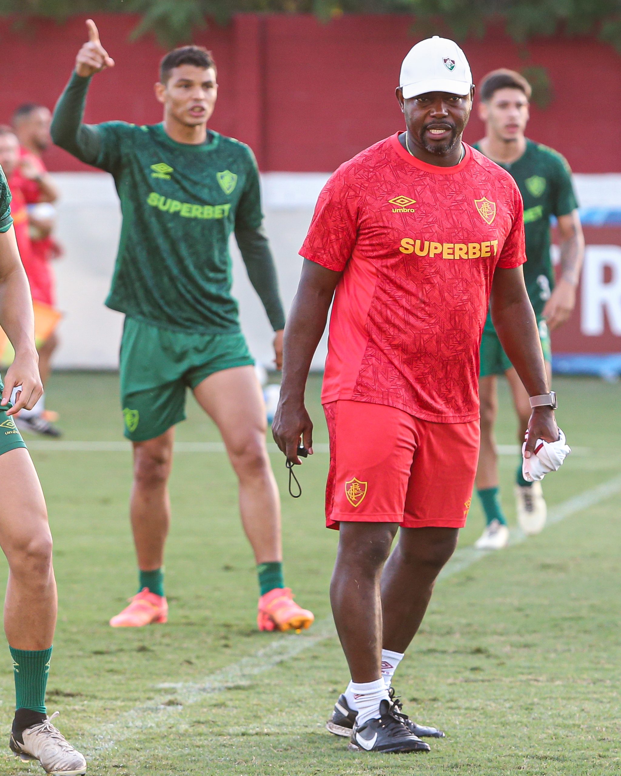 Marcão comandando o primeiro treino pós demissão de Diniz. - Foto: Marcelo Gonçalves/Fluminense F.C