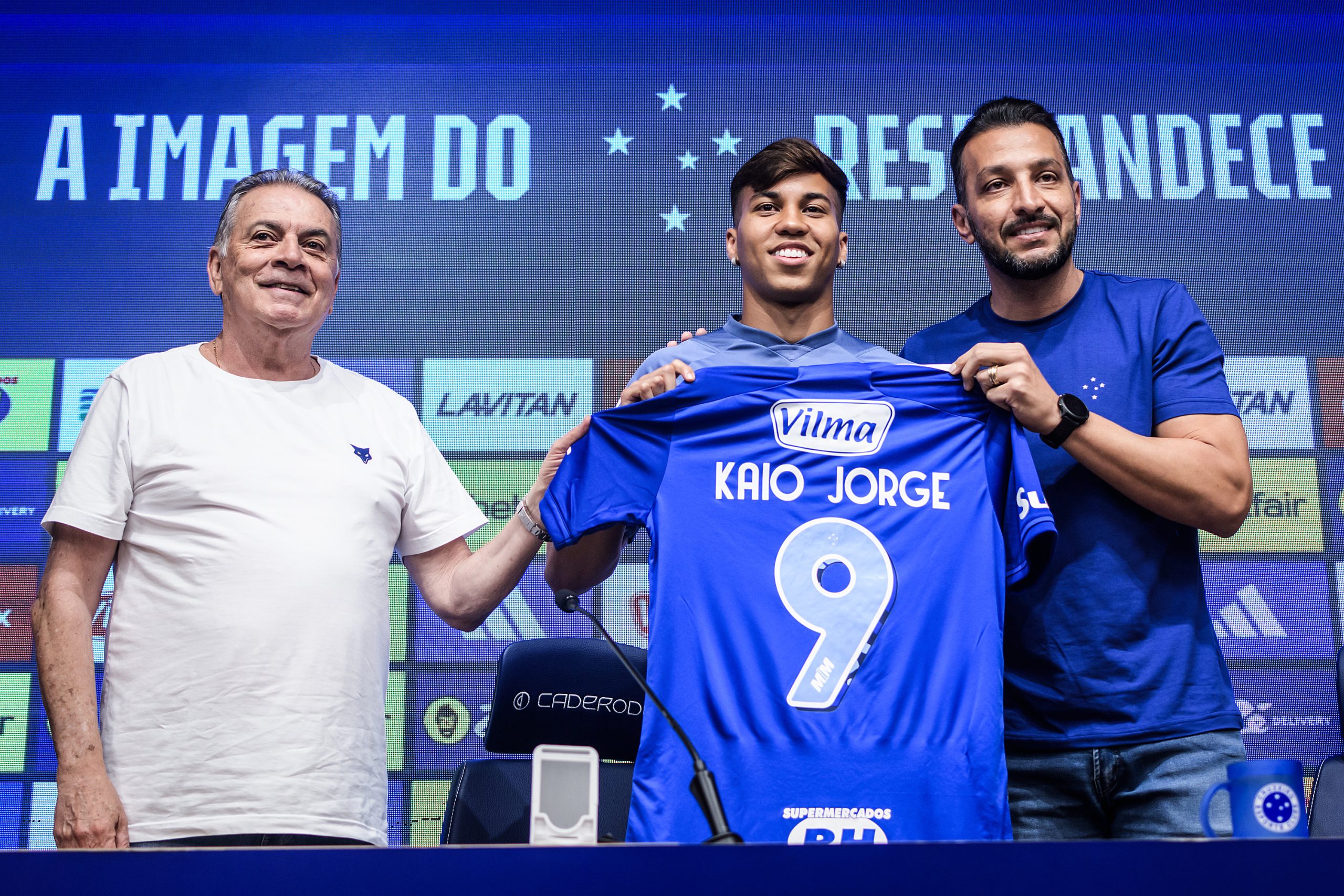 Kaio Jorge é apresentado no Cruzeiro. (Foto: Gustavo Aleixo/Cruzeiro)