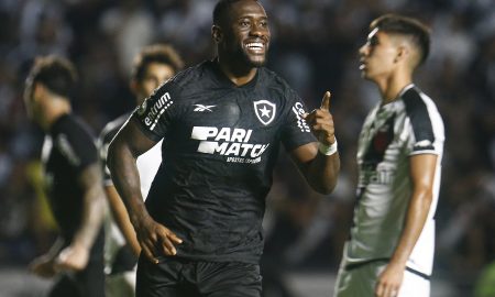 Zagueiro Bastos comemorando o gol contra o Vasco. (Foto: Vítor Silva/Botafogo)