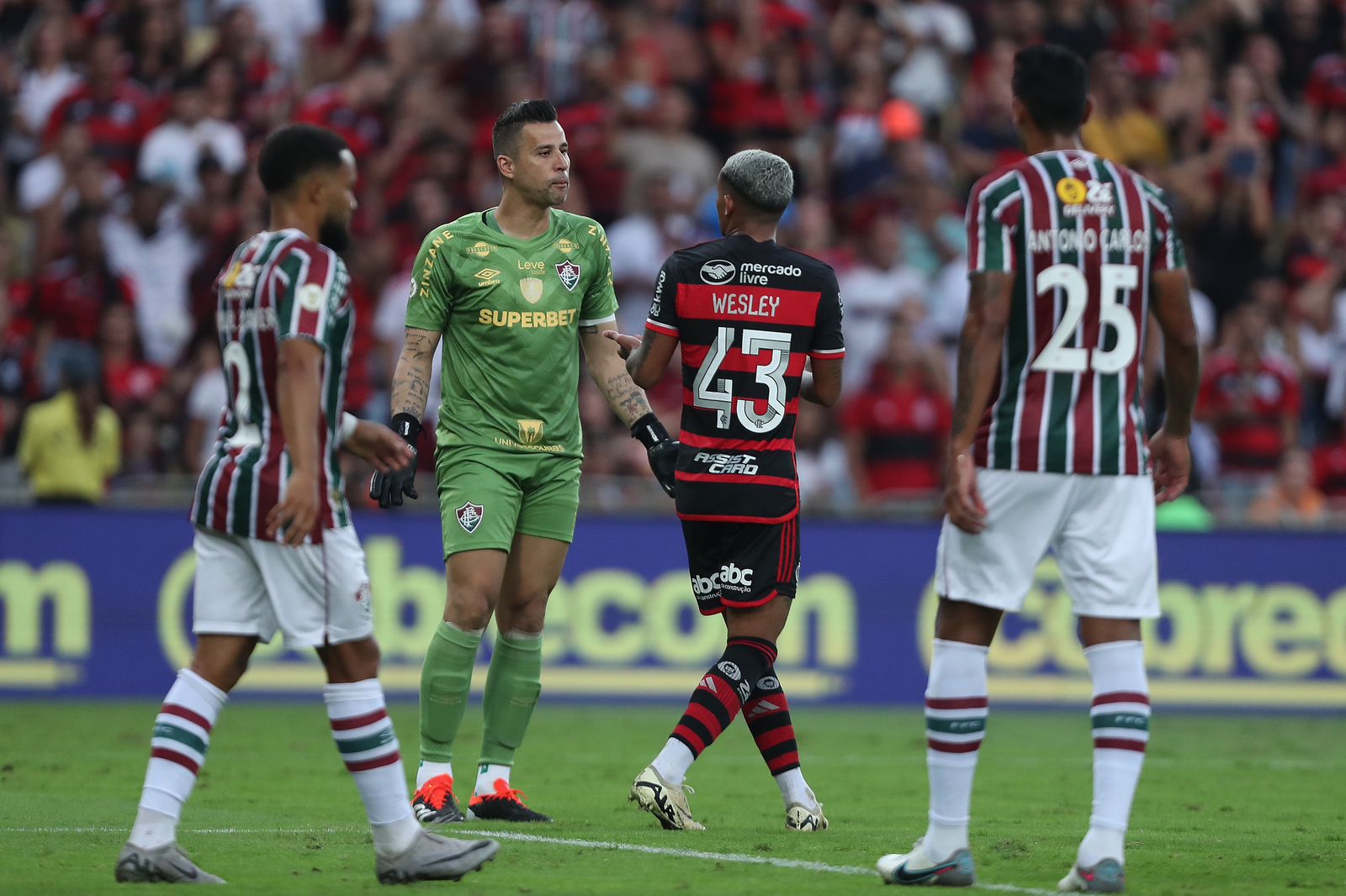 Fluminense em sua quarta derrota seguida, dessa vez contra o Flamengo. - Foto: Photo by Wagner Meier/Getty Images