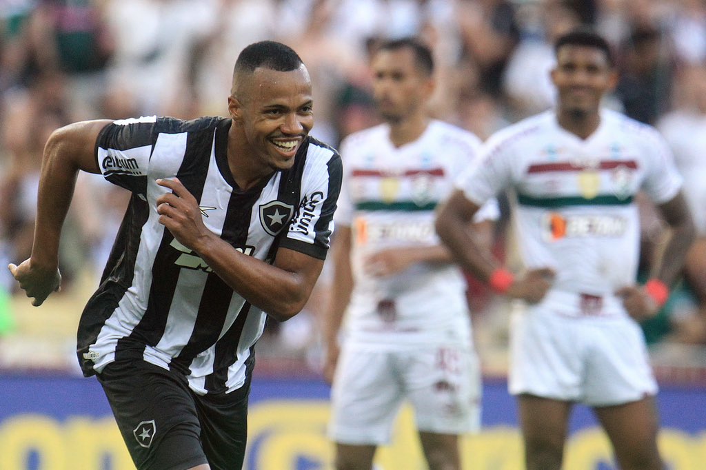 Marlon Freitas comemora gol em vitória no clássico este ano (Foto: Vitor Silva/Botafogo)