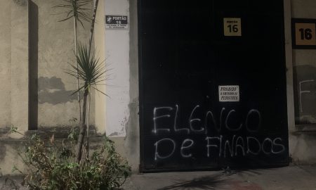 Muros de São Januário são pichados após goleada para o Flamengo Foto: Reprodução