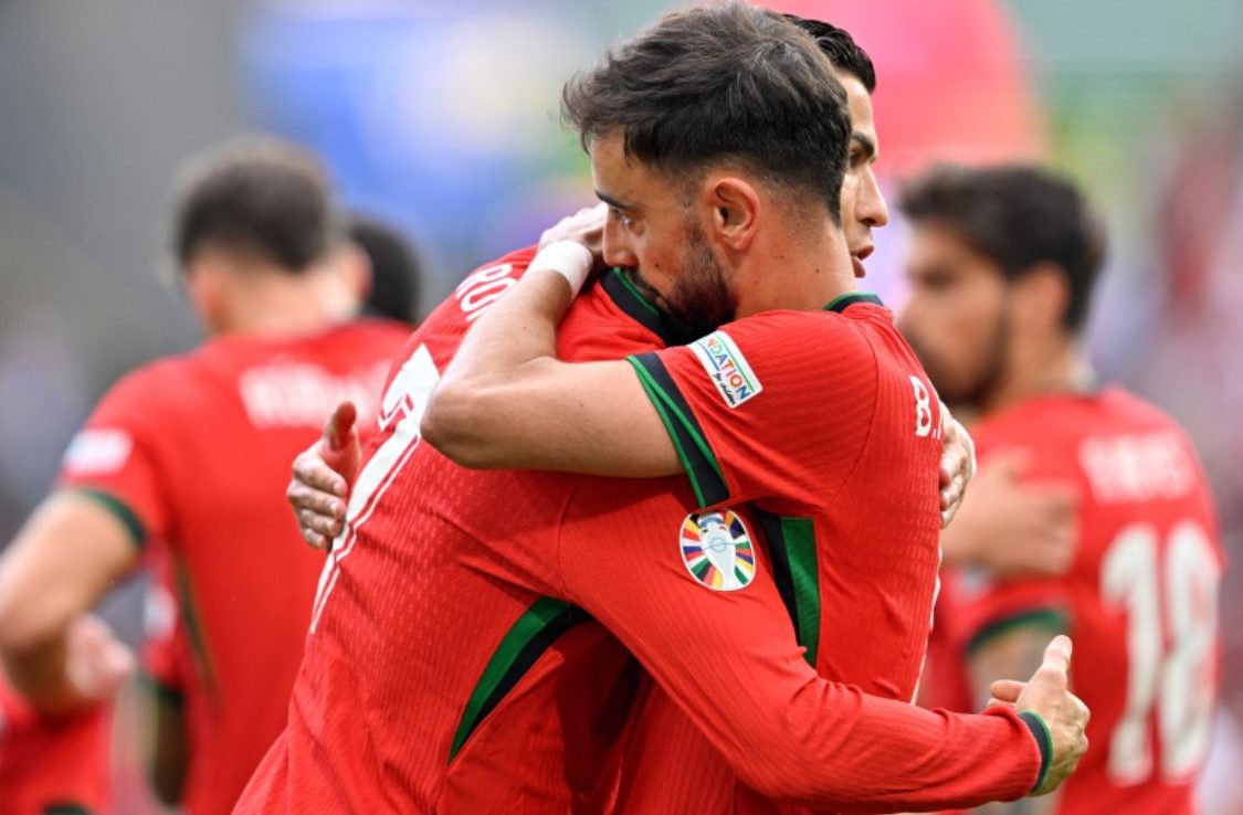 Portugal: Cristiano Ronaldo e Bruno Fernandes se abraçam em vitória de Portugal sobre a Turquia pela Eurocopa 2024