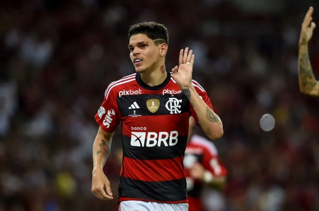 Ayrton Lucas atuando com a camisa do Flamengo Foto: Gilvan de Souza / CRF