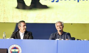 Mourinho ao lado do presidente do Fenerbahçe. (Foto: Divulgação/Fenerbahçe)