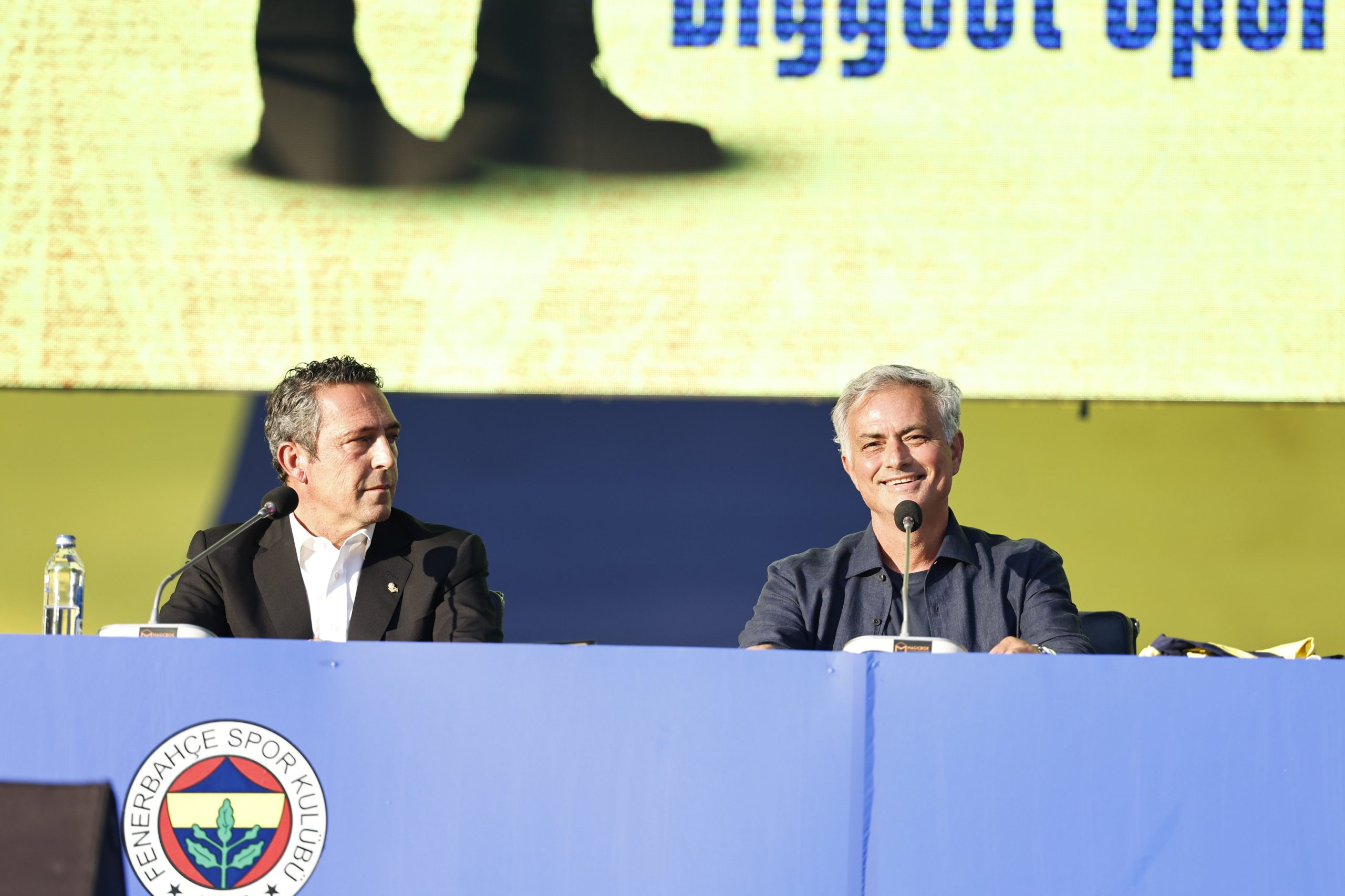 Mourinho ao lado do presidente do Fenerbahçe. (Foto: Divulgação/Fenerbahçe)