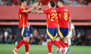 Oyarzabal comemorando o quinto gol espanhol. (Foto: JAIME REINA/AFP via Getty Images)