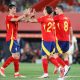Oyarzabal comemorando o quinto gol espanhol. (Foto: JAIME REINA/AFP via Getty Images)