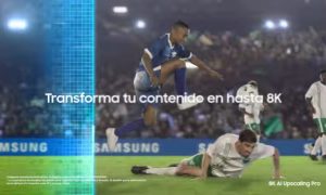 Bruninho Alex (de azul) em campanha da Samsung como jogador de futebol (Foto: Reprodução/Samsung)