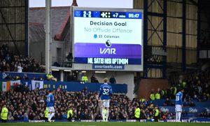 Var anunciando o gol anulado do Everton em partida diante do Tottenham. (Photo: Paul ELLIS / AFP)