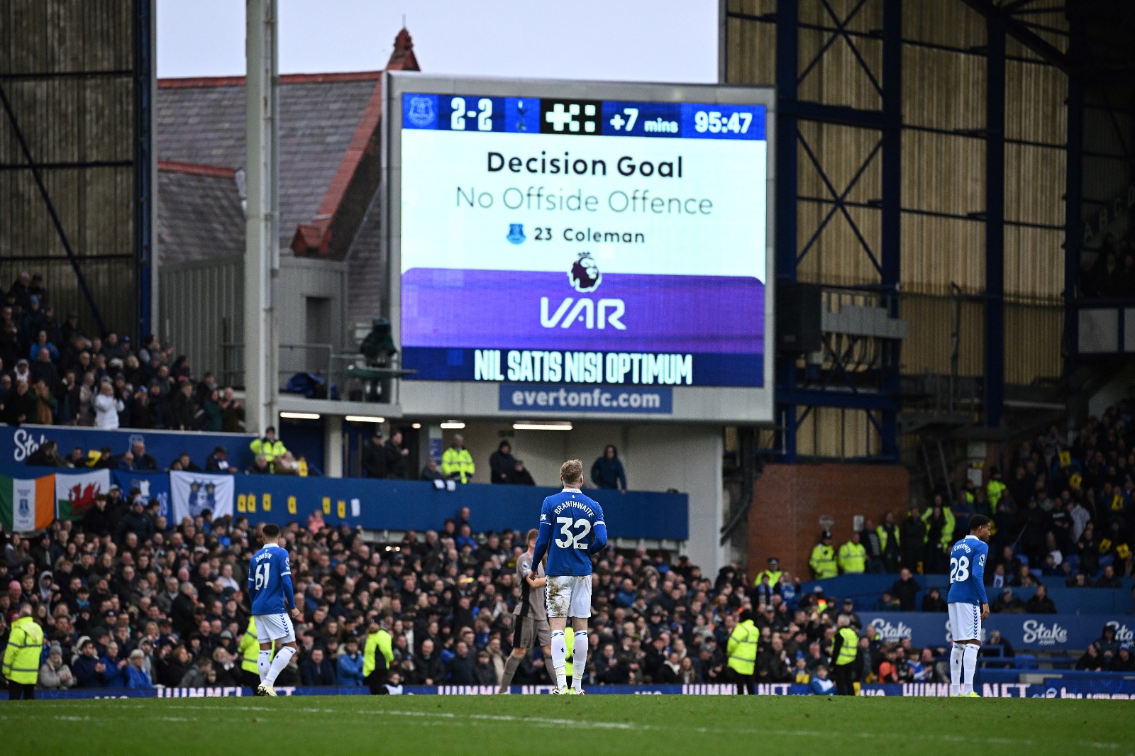 Var anunciando o gol anulado do Everton em partida diante do Tottenham. (Photo: Paul ELLIS / AFP)