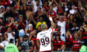Gabigol e torcida do Flamengo no último jogo contra o Vasco Foto: Gilvan de Souza / CRF