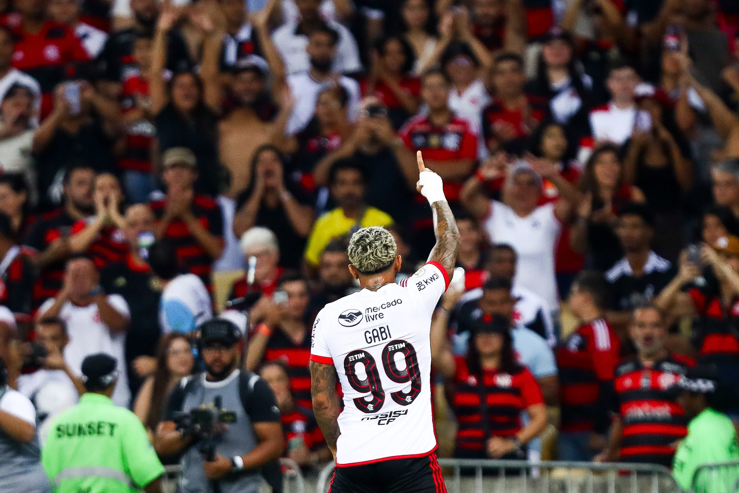 Gabigol e torcida do Flamengo no último jogo contra o Vasco Foto: Gilvan de Souza / CRF
