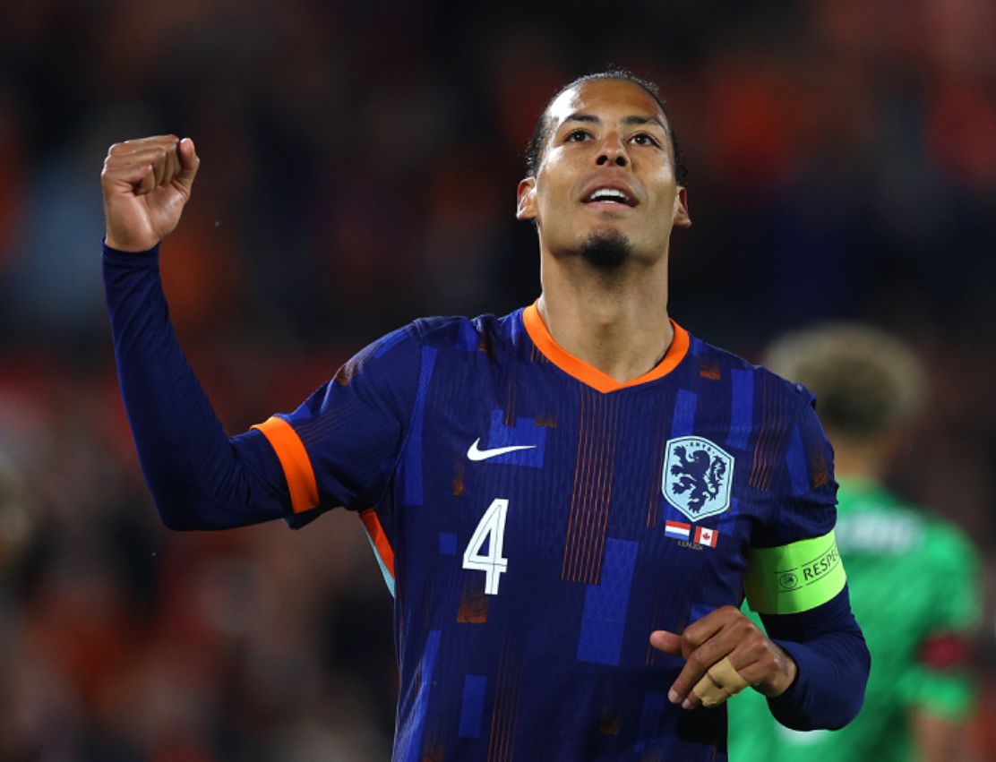Van Dijk saiu do banco para fazer o quarto gol holandês (Foto: Dean Mouhtaropoulos/Getty Images)