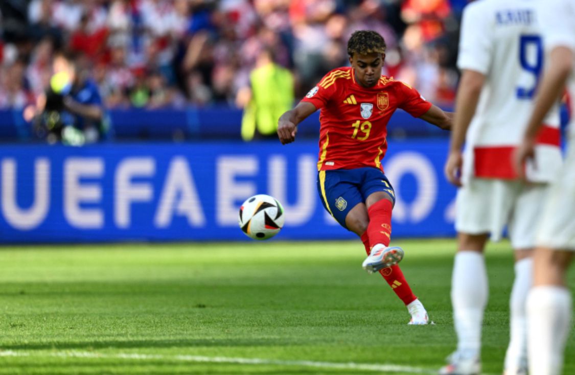 Lamine Yamal é agora o jogador mais jovem a disputar uma partida de Eurocopa. Foto: CHRISTOPHE SIMON/AFP via Getty Images)