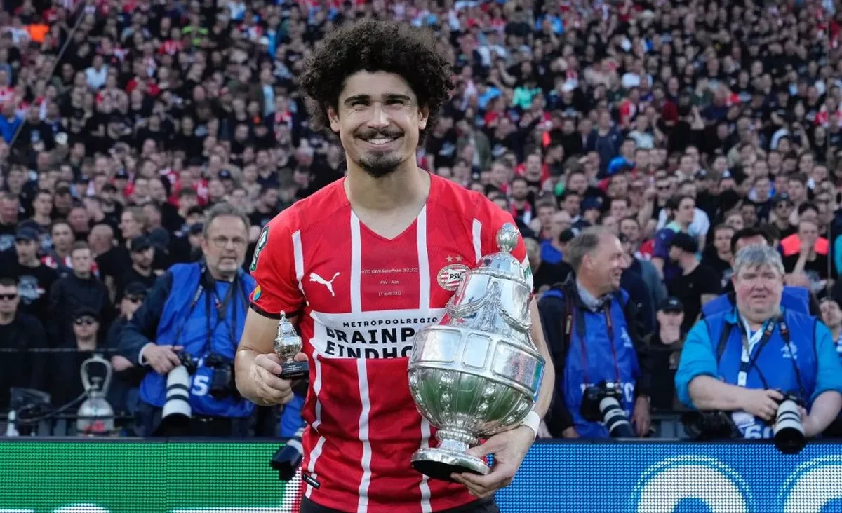 André Ramalho com a taça da Copa da Holanda, conquistada pelo PSV (Foto: PSV/Divulgação)