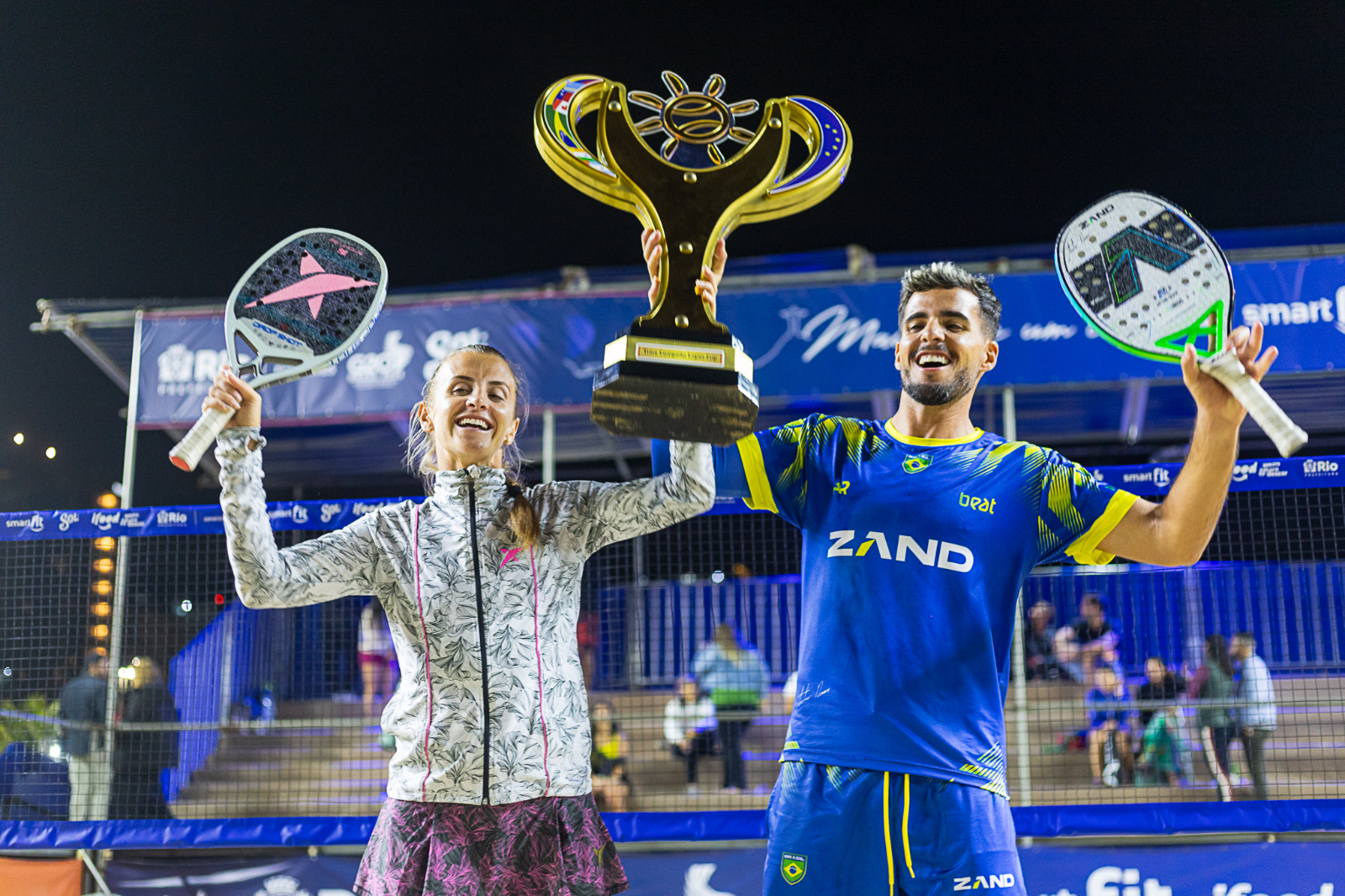 Antomi Ramos e Nicole Nobile com o troféu da Lopes Cup / Crédito: Ana Clara Vidal