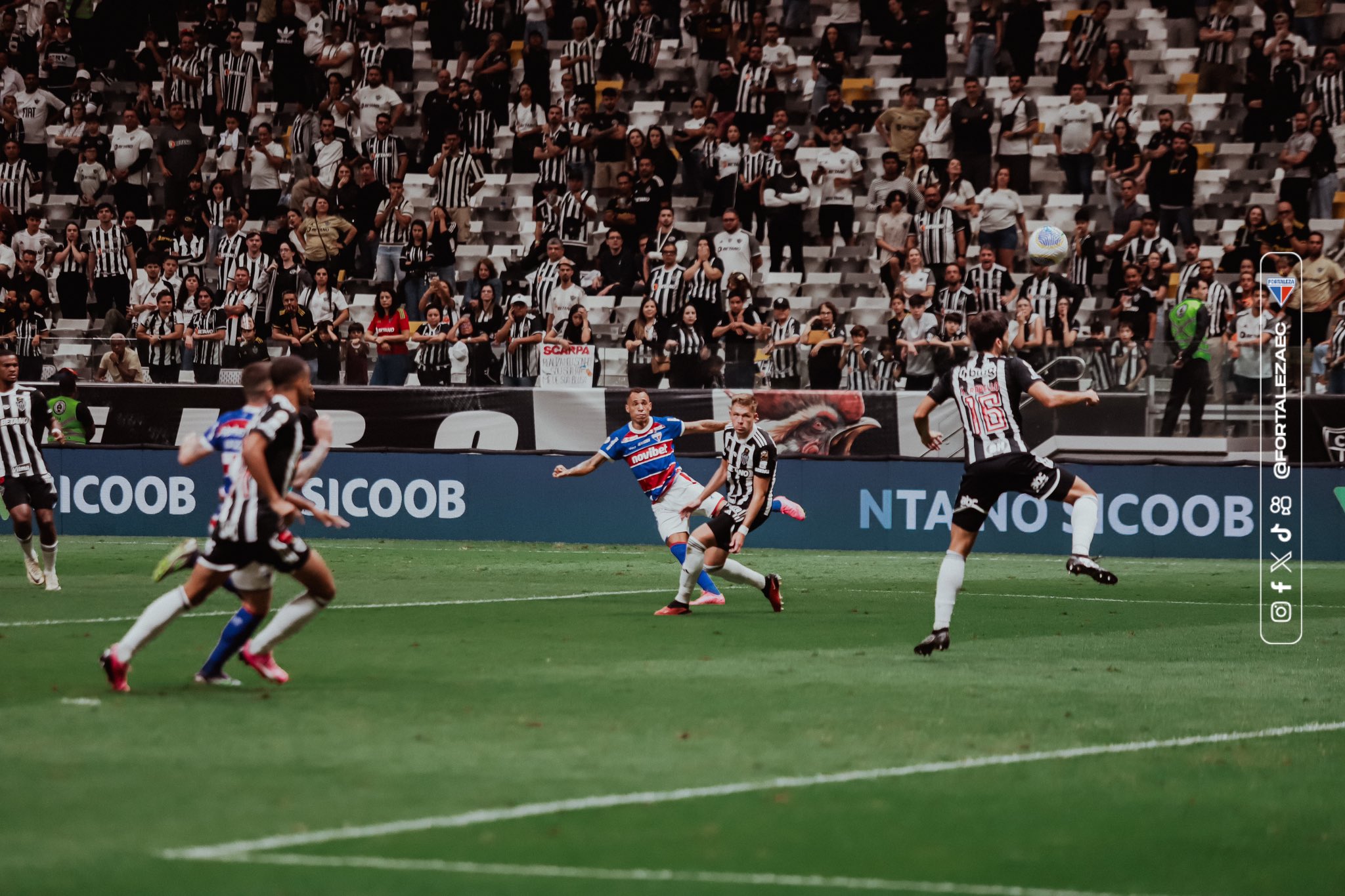 Breno Lopes, no chute em que marcou um golaço diante do Atlético Mineiro. (Foto: Felipe Cruz/Fortaleza EC)