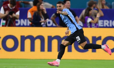 Maxi Araújo comemora um dos gols uruguaios. (Foto: Rich Story/Getty Images)